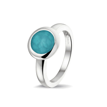 Gedenksieraad, gladde ring 3 mm waar aan de bovenzijde zichtbaar as of haar (of eventueel melktandjes of moedermelk) verwerkt wordt. Turquoise