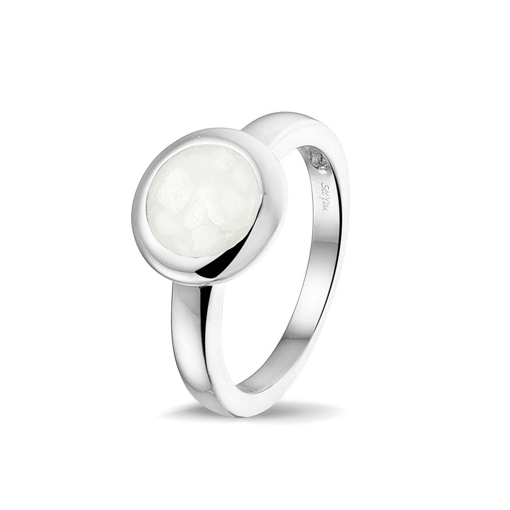Gedenksieraad, gladde ring 3 mm waar aan de bovenzijde zichtbaar as of haar (of eventueel melktandjes of moedermelk) verwerkt wordt. White