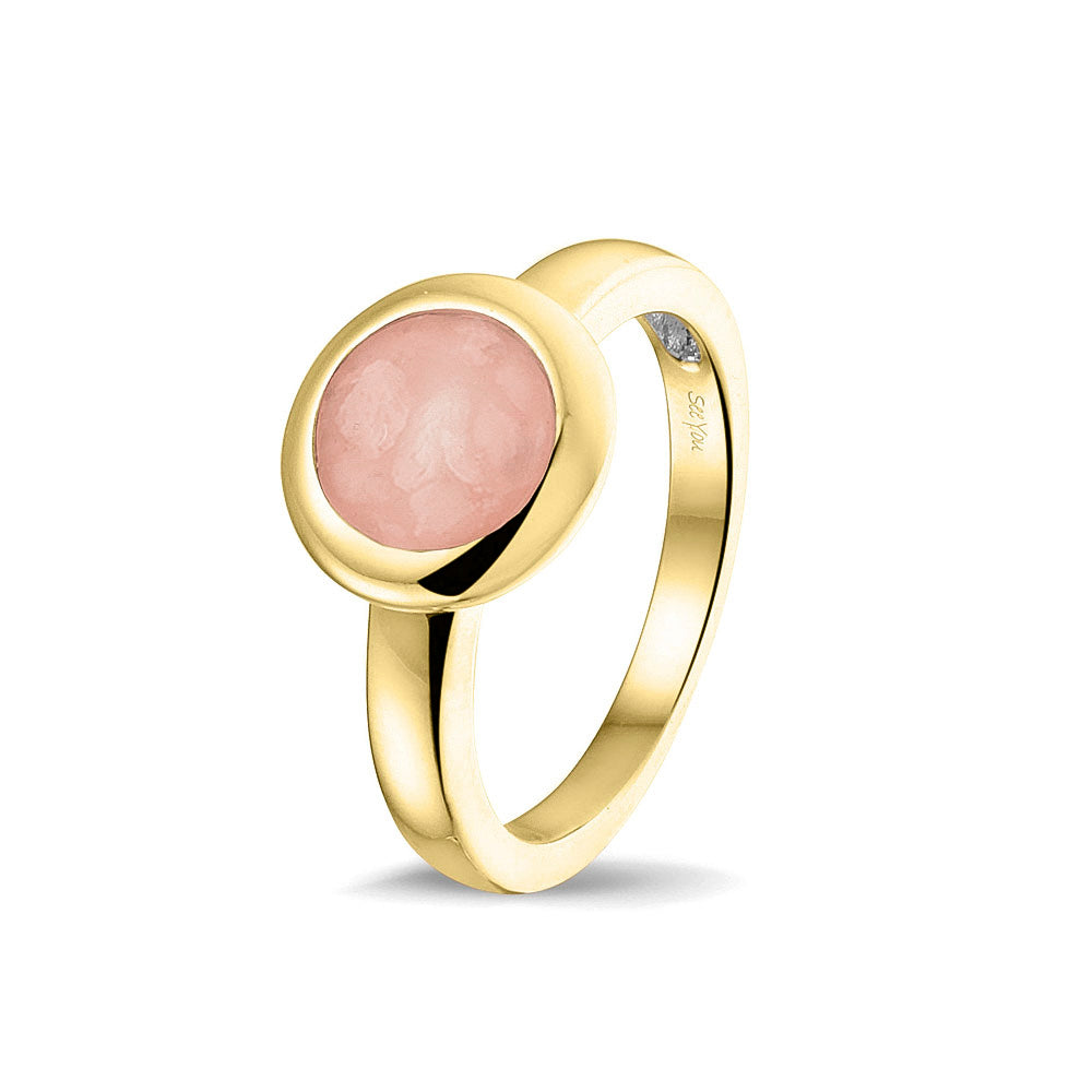 Gedenksieraad, gladde ring 3 mm waar aan de bovenzijde zichtbaar as of haar (of eventueel melktandjes of moedermelk) verwerkt wordt. Blush