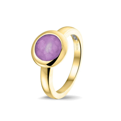 Gedenksieraad, gladde ring 3 mm waar aan de bovenzijde zichtbaar as of haar (of eventueel melktandjes of moedermelk) verwerkt wordt. Purple
