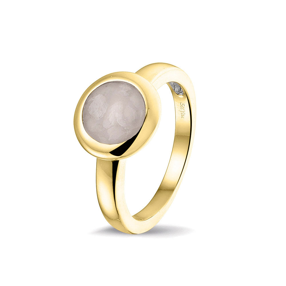 Gedenksieraad, gladde ring 3 mm waar aan de bovenzijde zichtbaar as of haar (of eventueel melktandjes of moedermelk) verwerkt wordt. Silver