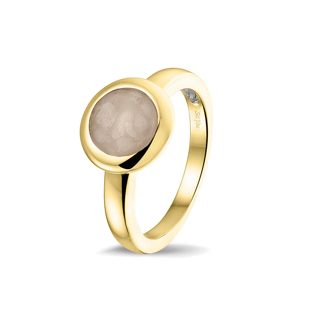 Gedenksieraad, gladde ring 3 mm waar aan de bovenzijde zichtbaar as of haar (of eventueel melktandjes of moedermelk) verwerkt wordt. Transparent