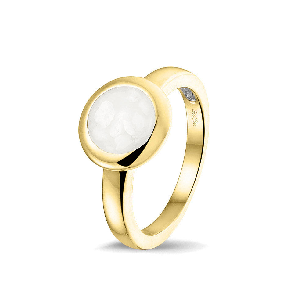Gedenksieraad, gladde ring 3 mm waar aan de bovenzijde zichtbaar as of haar (of eventueel melktandjes of moedermelk) verwerkt wordt. White