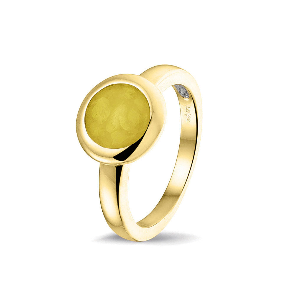 Gedenksieraad, gladde ring 3 mm waar aan de bovenzijde zichtbaar as of haar (of eventueel melktandjes of moedermelk) verwerkt wordt. Yellow