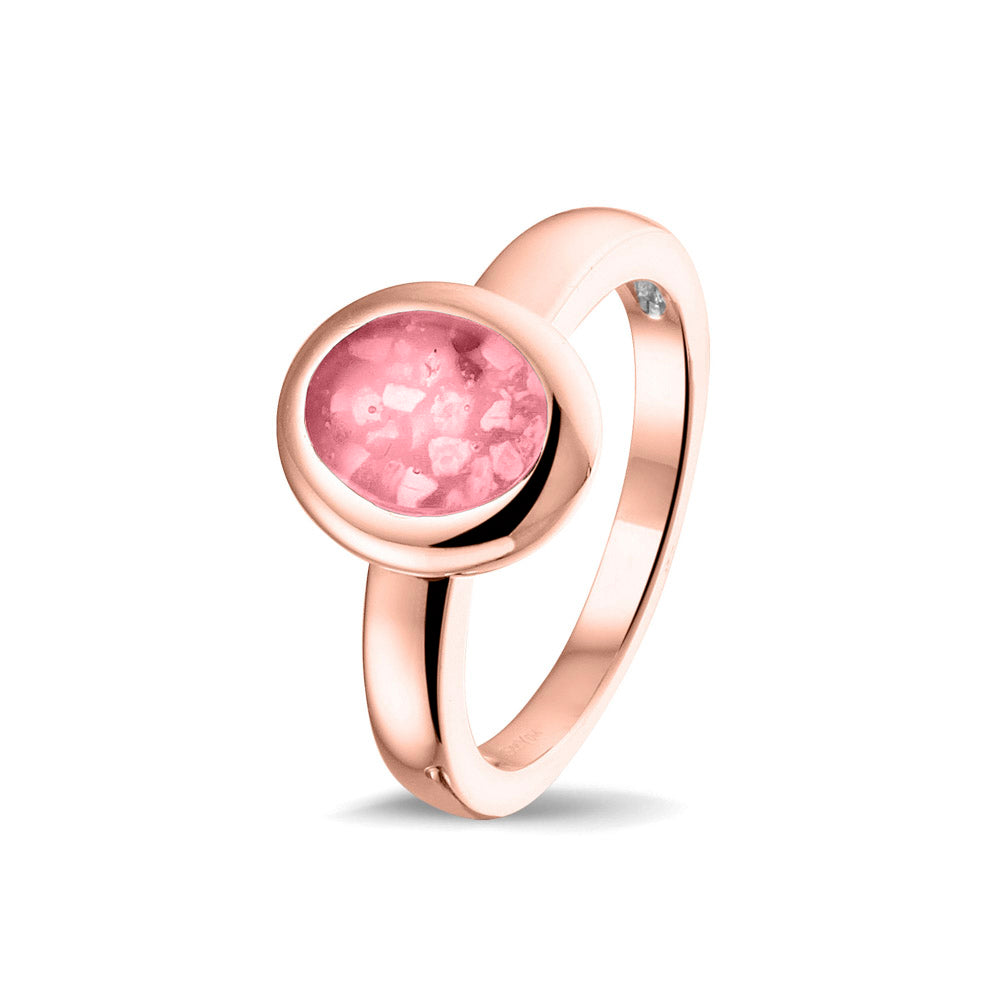 Gedenksieraad, gladde ring 3 mm waar aan de ovale bovenzijde zichtbaar as of haar (of eventueel melktandjes of moedermelk) verwerkt wordt. Soft