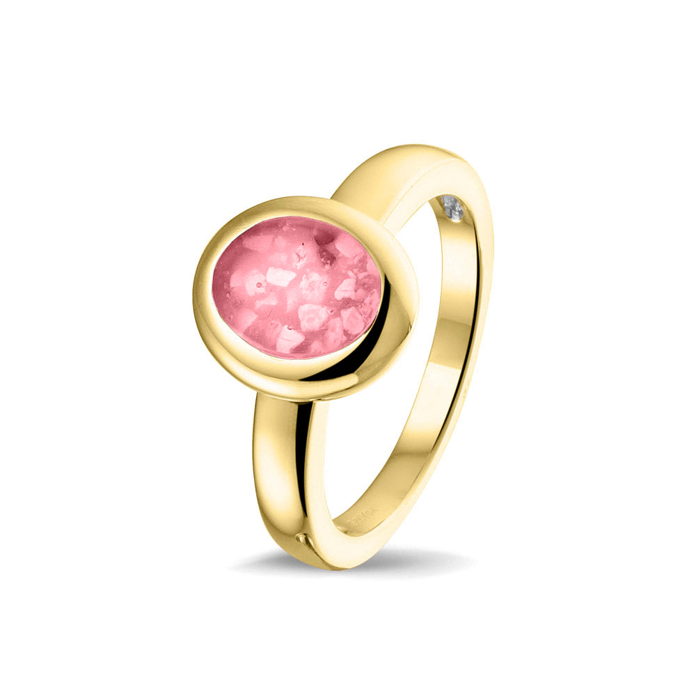 Gedenksieraad, gladde ring 3 mm waar aan de ovale bovenzijde zichtbaar as of haar (of eventueel melktandjes of moedermelk) verwerkt wordt. Soft