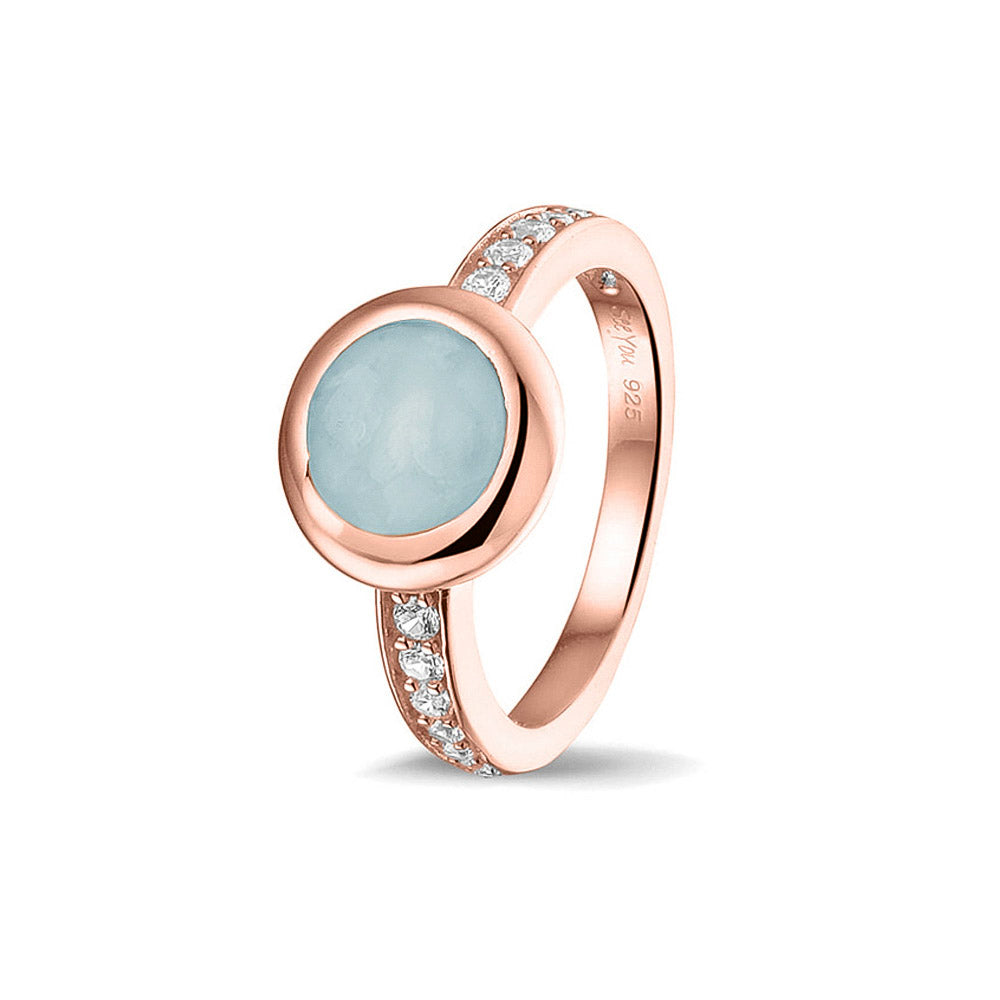 Gedenksieraad, ring 3 mm waar aan de bovenzijde zichtbaar as of haar verwerkt wordt. In de bovenste helft van de ringband zijn zirkonia's of diamanten naar keuze gezet.  Baby