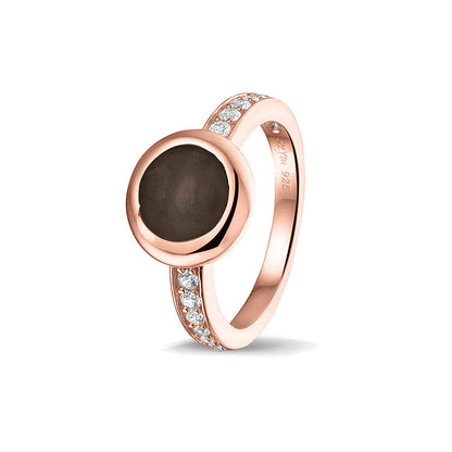 Gedenksieraad, ring 3 mm waar aan de bovenzijde zichtbaar as of haar verwerkt wordt. In de bovenste helft van de ringband zijn zirkonia's of diamanten naar keuze gezet.  Black