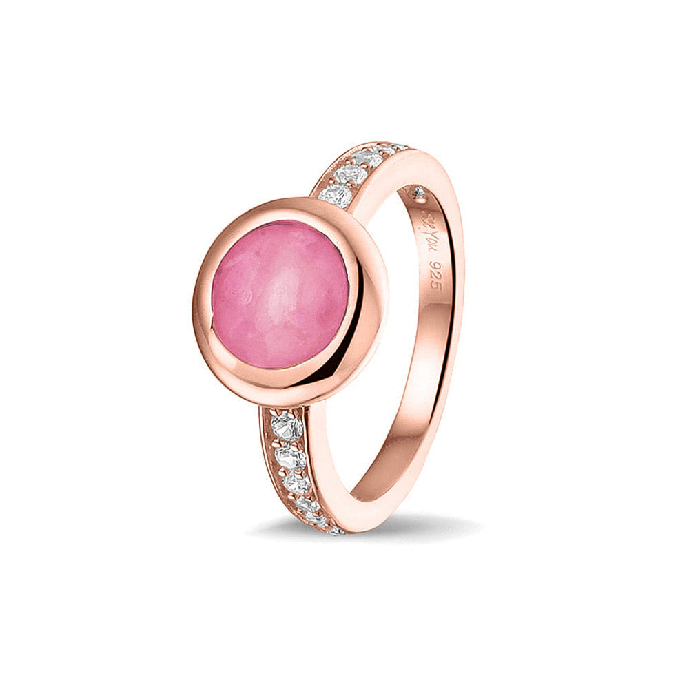Gedenksieraad, ring 3 mm waar aan de bovenzijde zichtbaar as of haar verwerkt wordt. In de bovenste helft van de ringband zijn zirkonia's of diamanten naar keuze gezet.  Fluo
