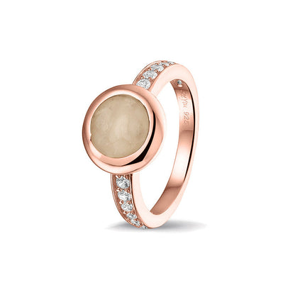 Gedenksieraad, ring 3 mm waar aan de bovenzijde zichtbaar as of haar verwerkt wordt. In de bovenste helft van de ringband zijn zirkonia's of diamanten naar keuze gezet.  Transparent
