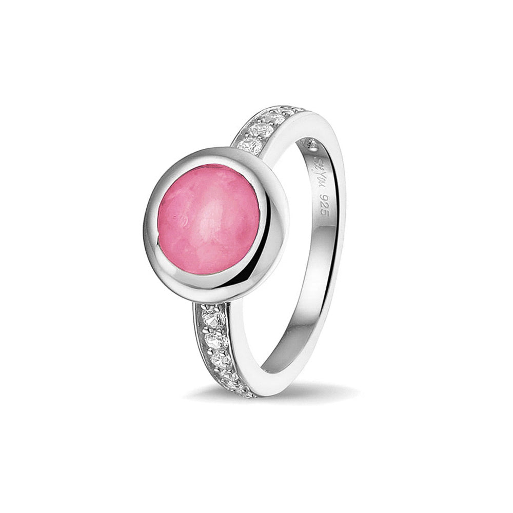 Gedenksieraad, ring 3 mm waar aan de bovenzijde zichtbaar as of haar verwerkt wordt. In de bovenste helft van de ringband zijn zirkonia's of diamanten naar keuze gezet.  Fluo