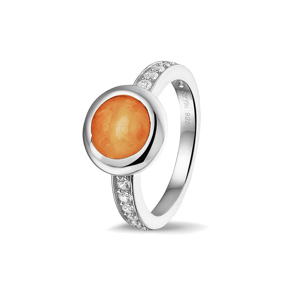 Gedenksieraad, ring 3 mm waar aan de bovenzijde zichtbaar as of haar verwerkt wordt. In de bovenste helft van de ringband zijn zirkonia's of diamanten naar keuze gezet.  Orange