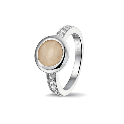 Gedenksieraad, ring 3 mm waar aan de bovenzijde zichtbaar as of haar verwerkt wordt. In de bovenste helft van de ringband zijn zirkonia's of diamanten naar keuze gezet.  Transparent