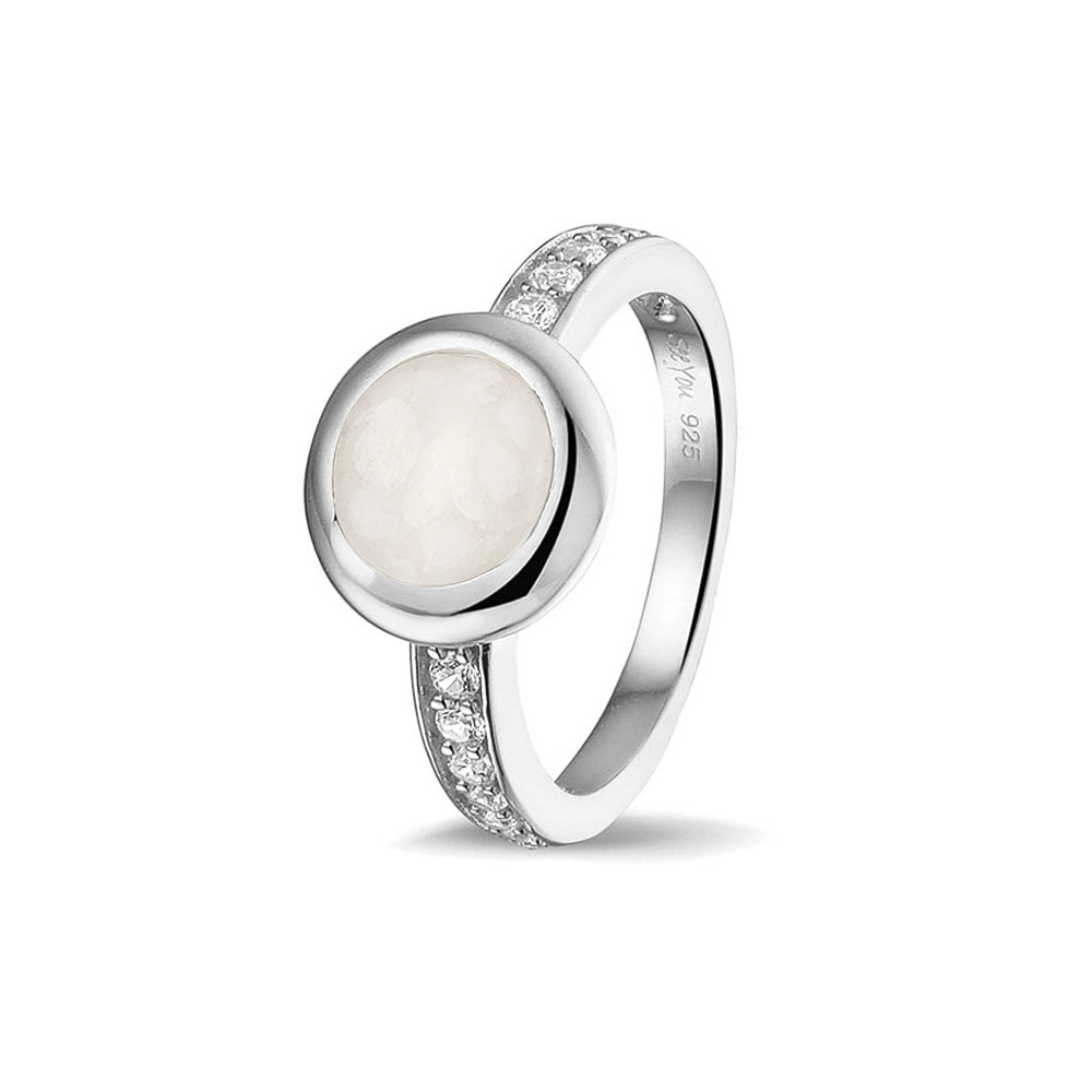 Gedenksieraad, ring 3 mm waar aan de bovenzijde zichtbaar as of haar verwerkt wordt. In de bovenste helft van de ringband zijn zirkonia's of diamanten naar keuze gezet.  White