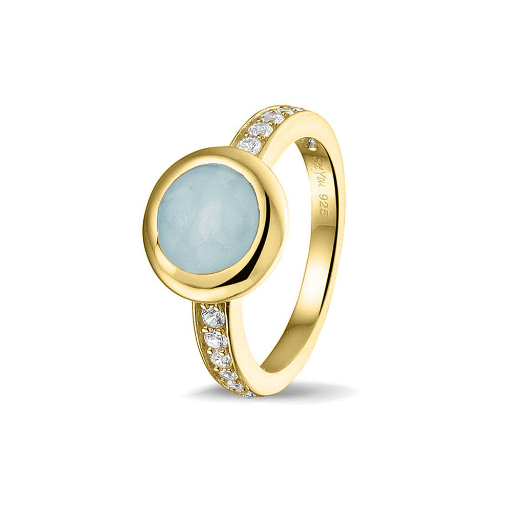 Gedenksieraad, ring 3 mm waar aan de bovenzijde zichtbaar as of haar verwerkt wordt. In de bovenste helft van de ringband zijn zirkonia's of diamanten naar keuze gezet.  Baby