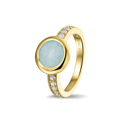 Gedenksieraad, ring 3 mm waar aan de bovenzijde zichtbaar as of haar verwerkt wordt. In de bovenste helft van de ringband zijn zirkonia's of diamanten naar keuze gezet.  Baby
