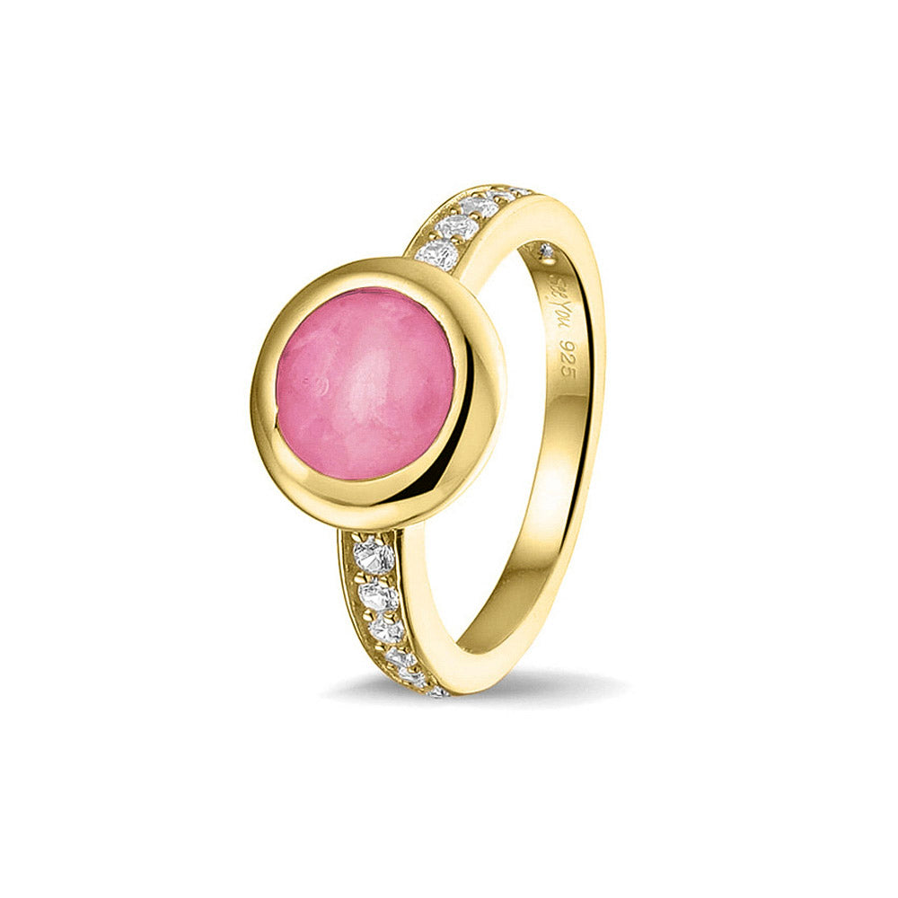 Gedenksieraad, ring 3 mm waar aan de bovenzijde zichtbaar as of haar verwerkt wordt. In de bovenste helft van de ringband zijn zirkonia's of diamanten naar keuze gezet.  Fluo