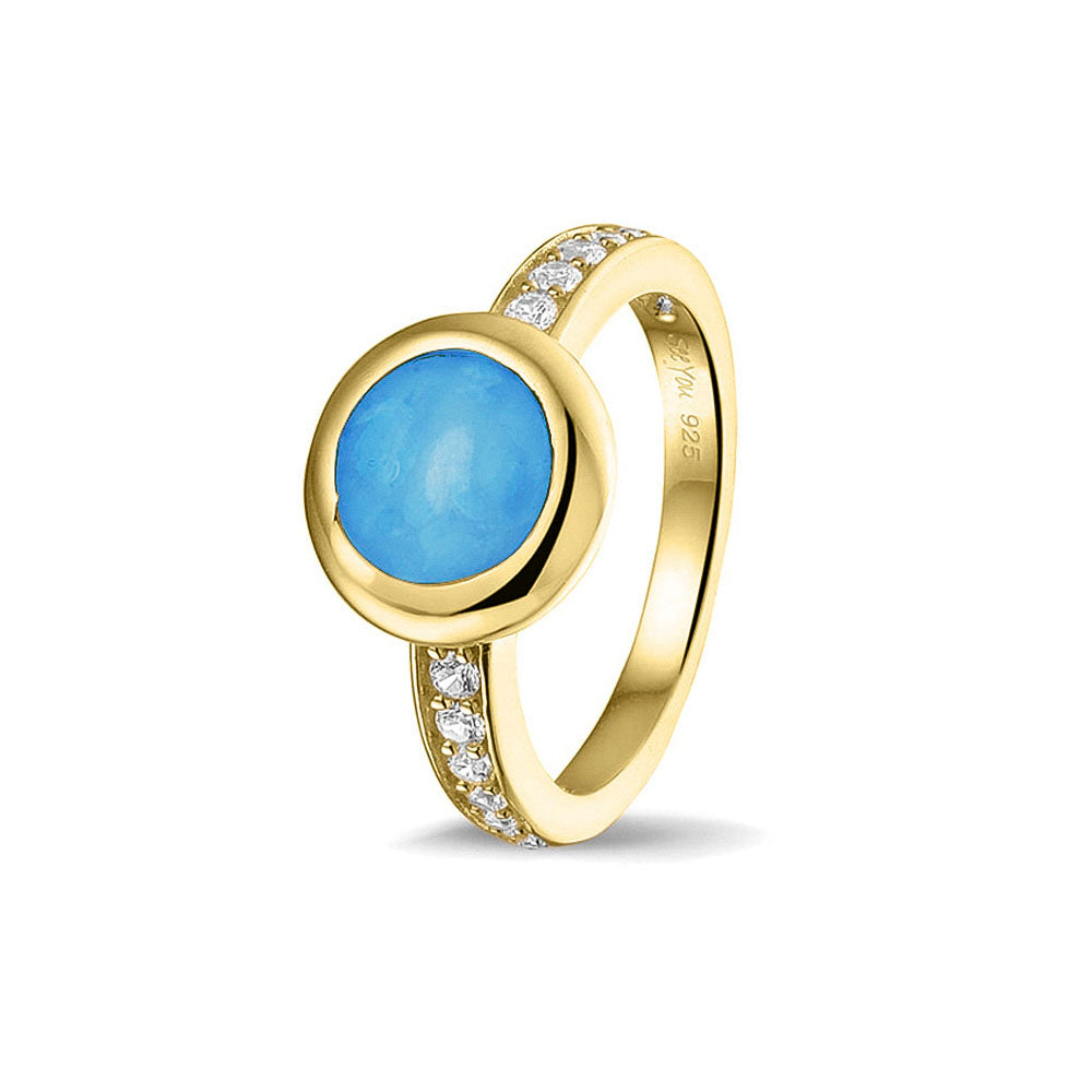 Gedenksieraad, ring 3 mm waar aan de bovenzijde zichtbaar as of haar verwerkt wordt. In de bovenste helft van de ringband zijn zirkonia's of diamanten naar keuze gezet.  Marine