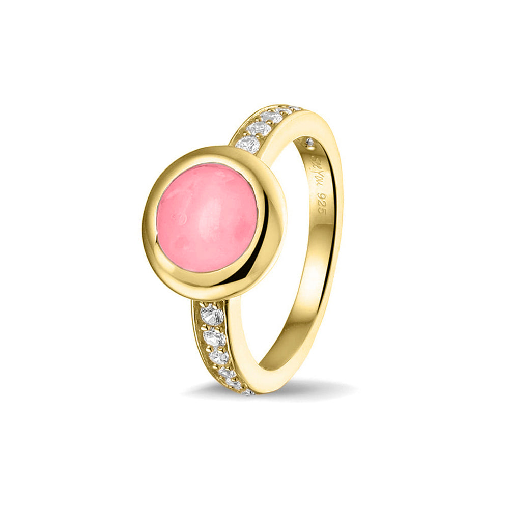 Gedenksieraad, ring 3 mm waar aan de bovenzijde zichtbaar as of haar verwerkt wordt. In de bovenste helft van de ringband zijn zirkonia's of diamanten naar keuze gezet.  Soft