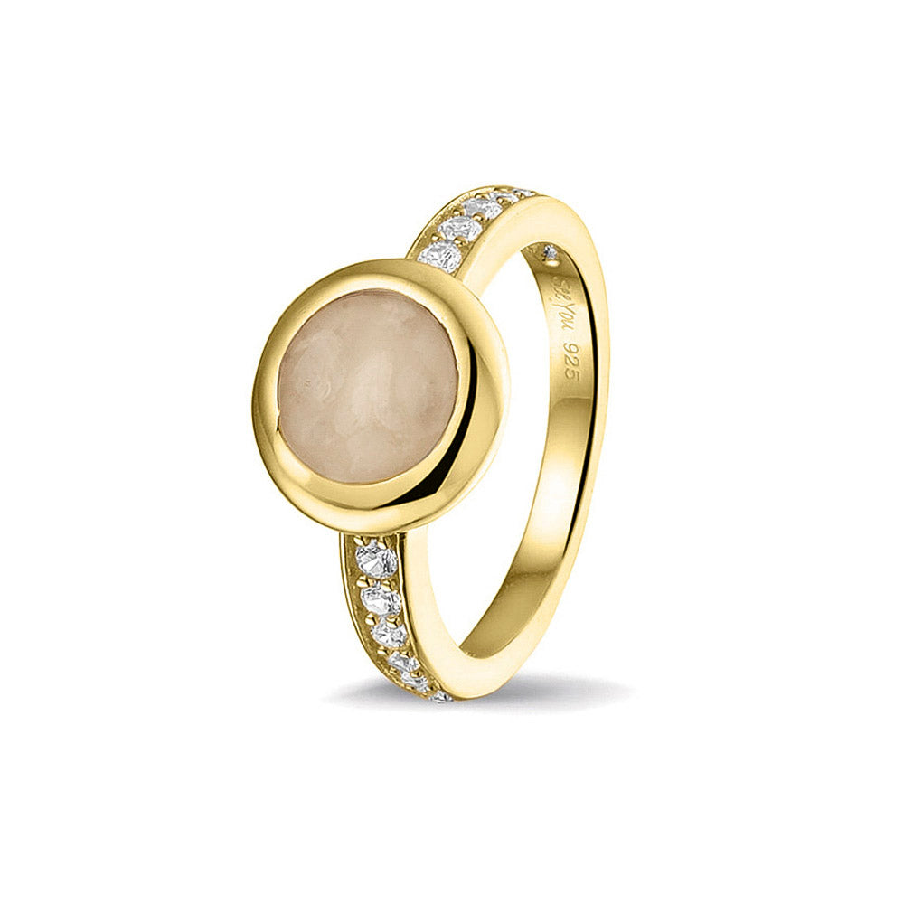 Gedenksieraad, ring 3 mm waar aan de bovenzijde zichtbaar as of haar verwerkt wordt. In de bovenste helft van de ringband zijn zirkonia's of diamanten naar keuze gezet.  Transparent