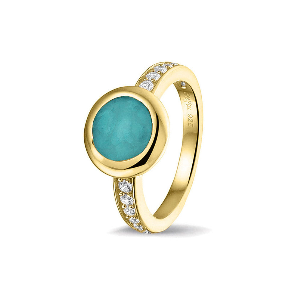 Gedenksieraad, ring 3 mm waar aan de bovenzijde zichtbaar as of haar verwerkt wordt. In de bovenste helft van de ringband zijn zirkonia's of diamanten naar keuze gezet.  Turquoise