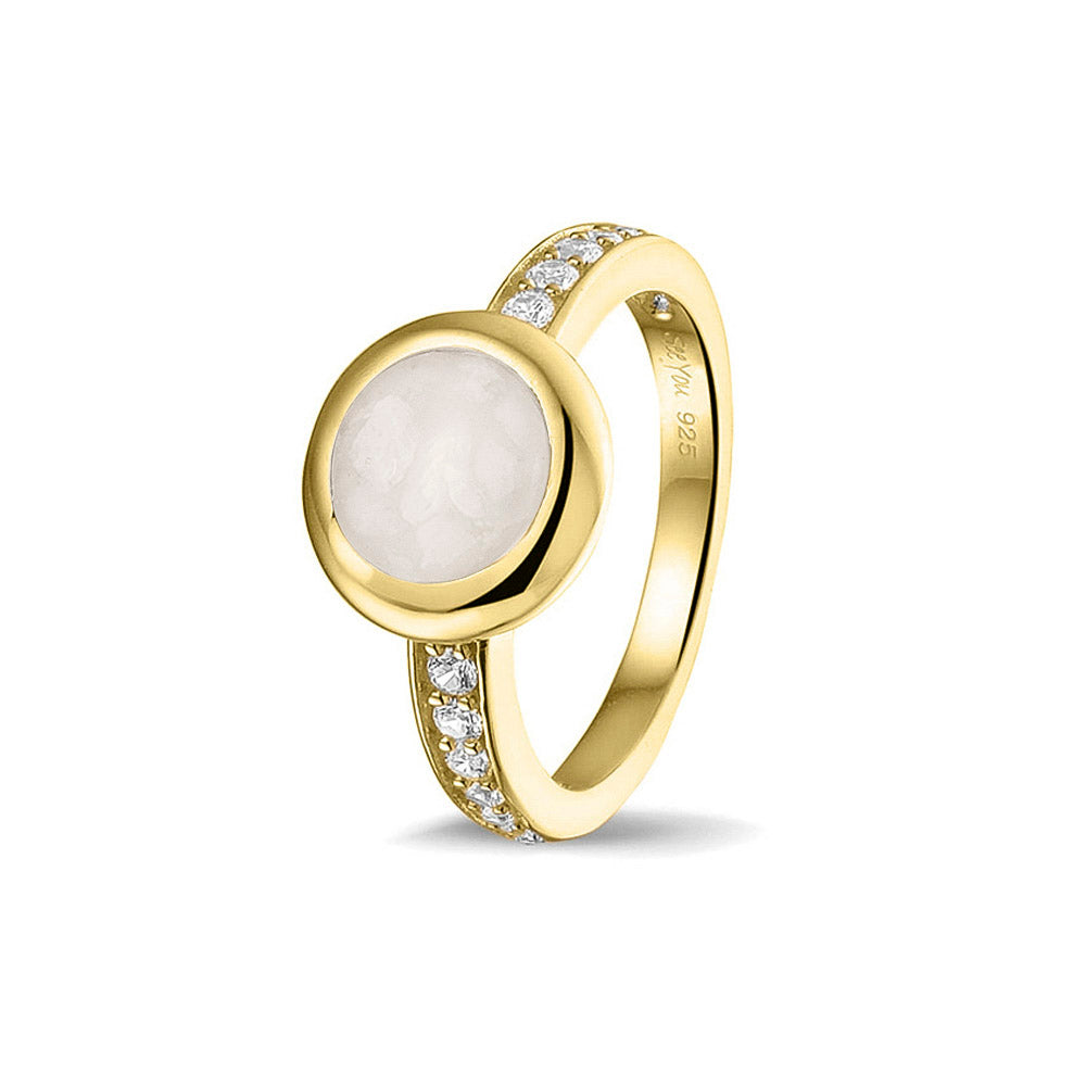 Gedenksieraad, ring 3 mm waar aan de bovenzijde zichtbaar as of haar verwerkt wordt. In de bovenste helft van de ringband zijn zirkonia's of diamanten naar keuze gezet.  White