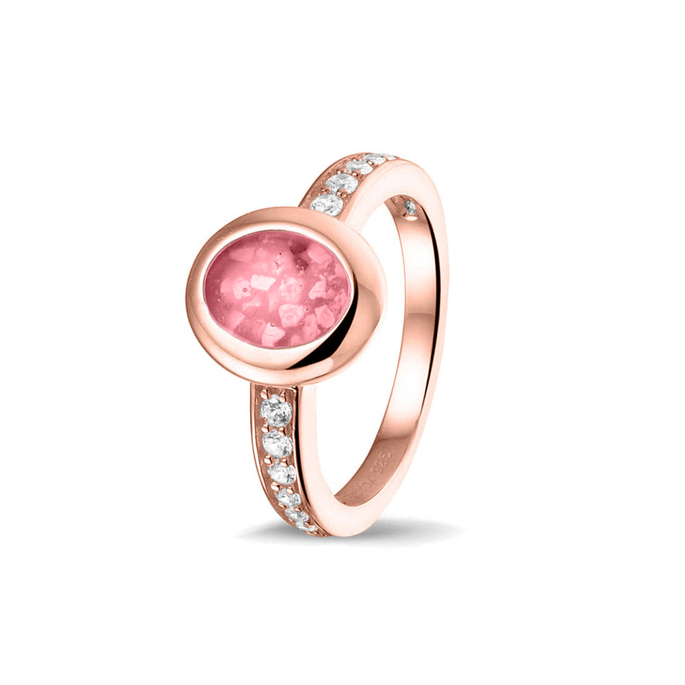 Gedenksieraad, ring 3 mm waar aan de ovale bovenzijde zichtbaar as of haar verwerkt wordt. In de bovenste helft van de ringband zijn zirkonia's of diamanten naar keuze gezet. Soft