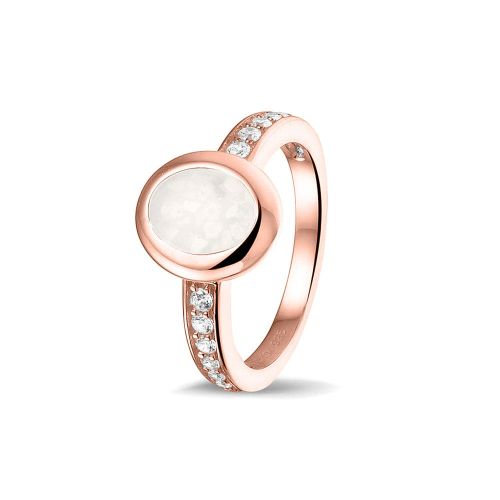 Gedenksieraad, ring 3 mm waar aan de ovale bovenzijde zichtbaar as of haar verwerkt wordt. In de bovenste helft van de ringband zijn zirkonia's of diamanten naar keuze gezet. White