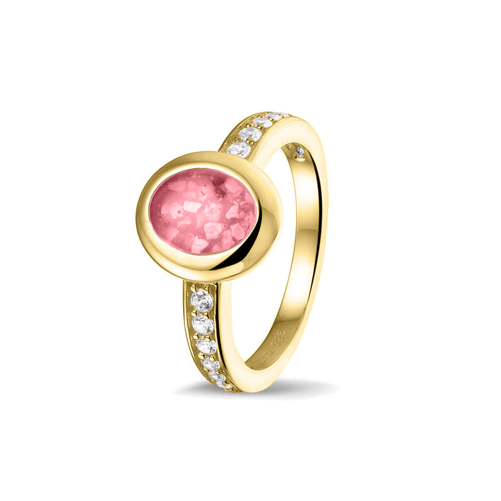 Gedenksieraad, ring 3 mm waar aan de ovale bovenzijde zichtbaar as of haar verwerkt wordt. In de bovenste helft van de ringband zijn zirkonia's of diamanten naar keuze gezet. Soft