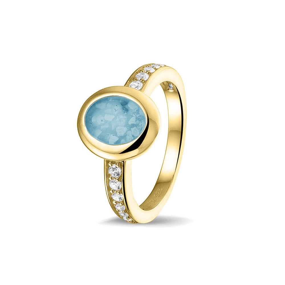 Gedenksieraad, ring 3 mm waar aan de ovale bovenzijde zichtbaar as of haar verwerkt wordt. In de bovenste helft van de ringband zijn zirkonia's of diamanten naar keuze gezet. Baby