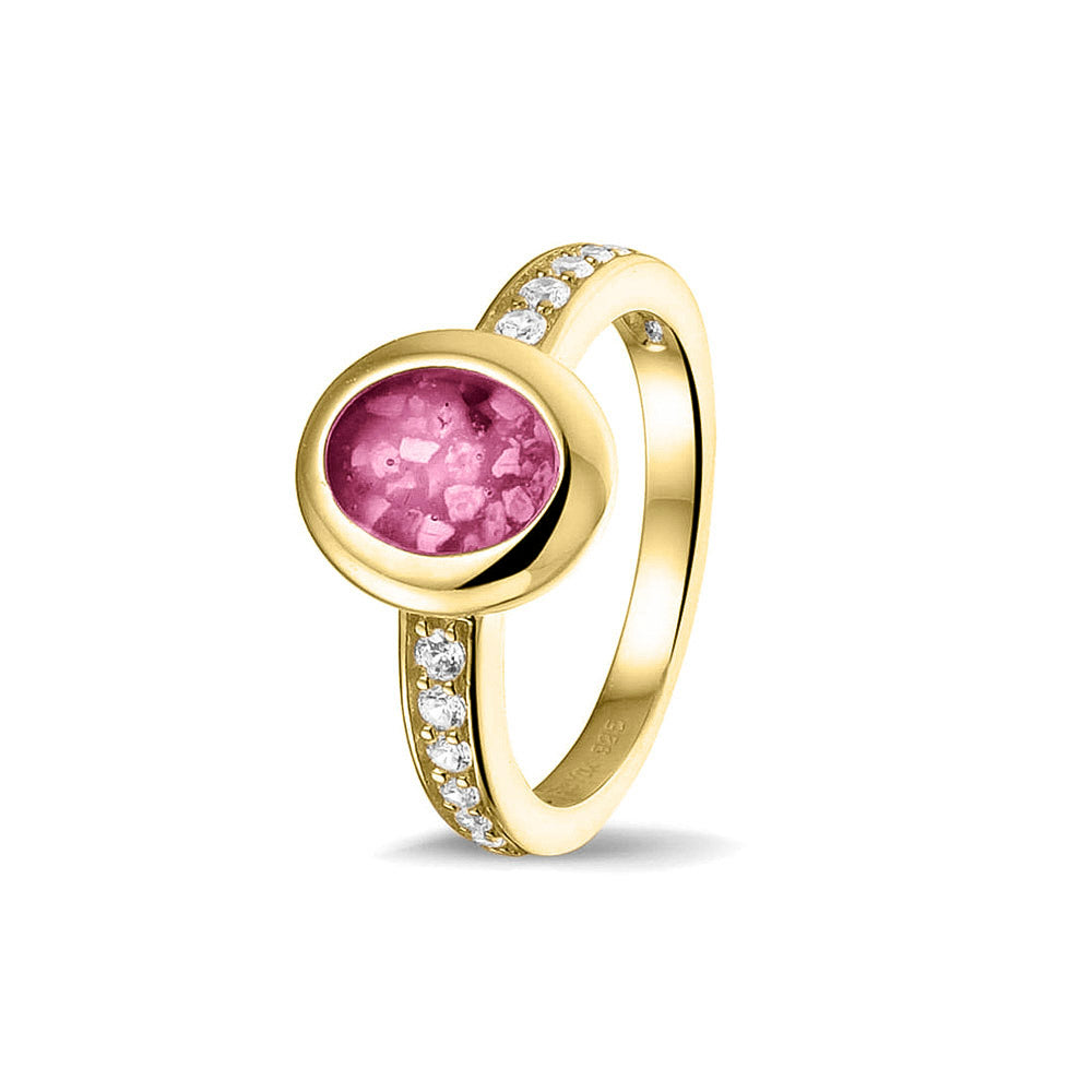 Gedenksieraad, ring 3 mm waar aan de ovale bovenzijde zichtbaar as of haar verwerkt wordt. In de bovenste helft van de ringband zijn zirkonia's of diamanten naar keuze gezet. Fluo