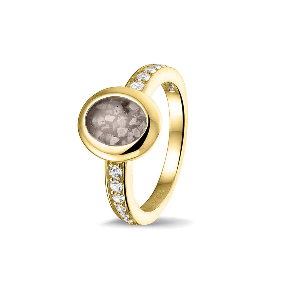 Gedenksieraad, ring 3 mm waar aan de ovale bovenzijde zichtbaar as of haar verwerkt wordt. In de bovenste helft van de ringband zijn zirkonia's of diamanten naar keuze gezet. Silver