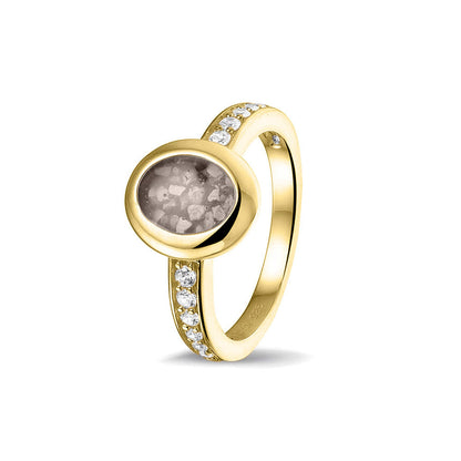 Gedenksieraad, ring 3 mm waar aan de ovale bovenzijde zichtbaar as of haar verwerkt wordt. In de bovenste helft van de ringband zijn zirkonia's of diamanten naar keuze gezet. Silver
