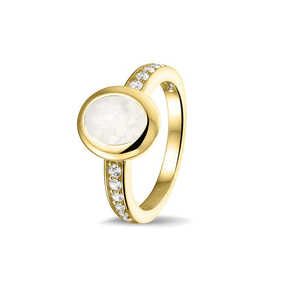 Gedenksieraad, ring 3 mm waar aan de ovale bovenzijde zichtbaar as of haar verwerkt wordt. In de bovenste helft van de ringband zijn zirkonia's of diamanten naar keuze gezet. White