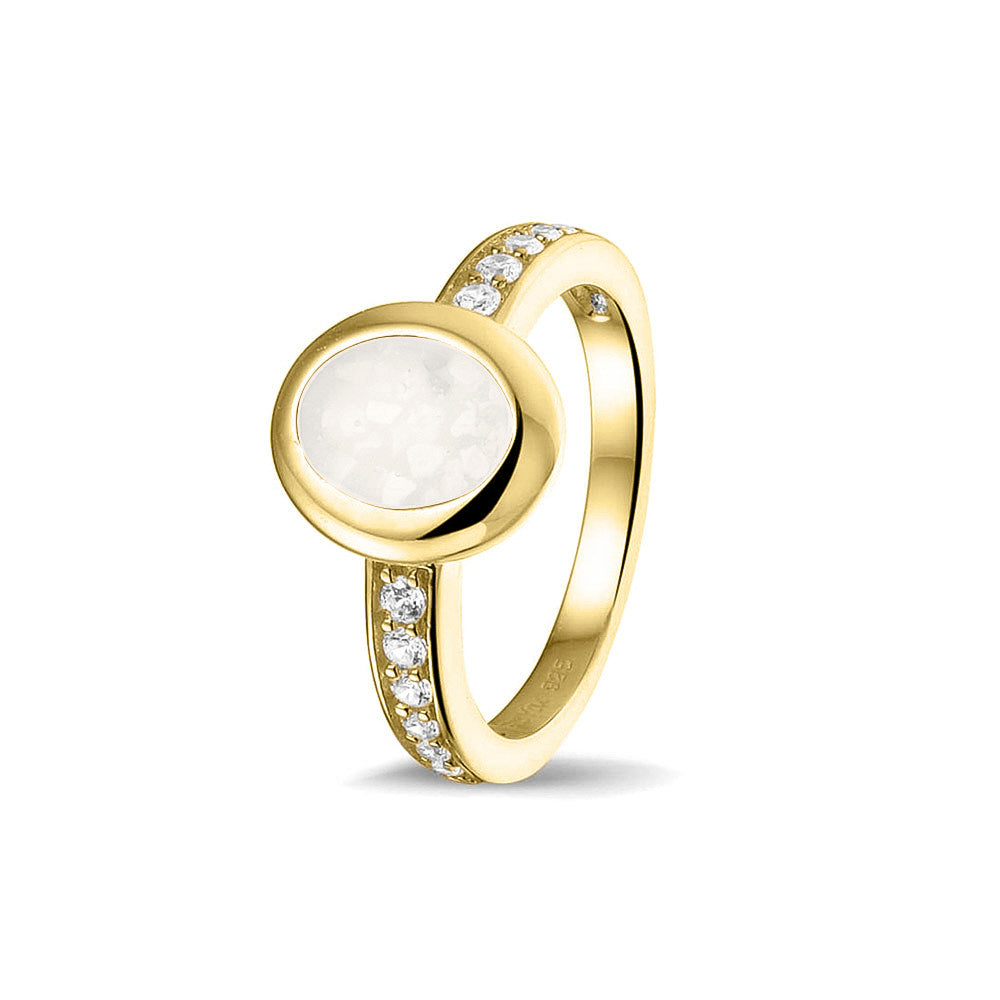 Gedenksieraad, ring 3 mm waar aan de ovale bovenzijde zichtbaar as of haar verwerkt wordt. In de bovenste helft van de ringband zijn zirkonia's of diamanten naar keuze gezet. White