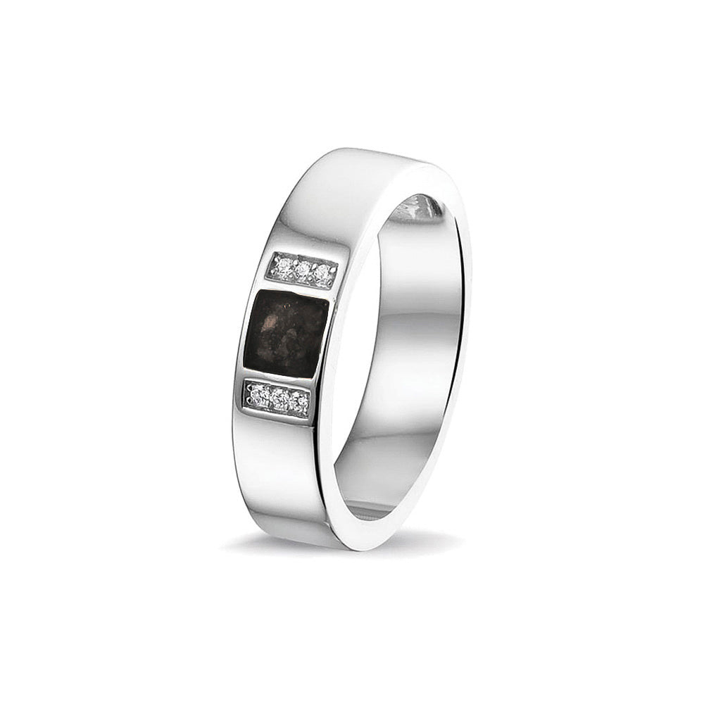 Ring uit onze serie gedenksieraden, waar zichtbaar as of haar verwerkt wordt in twee separate compartimenten geflankeerd door zes stuks zirkonia's of diamanten naar keuze. Black
