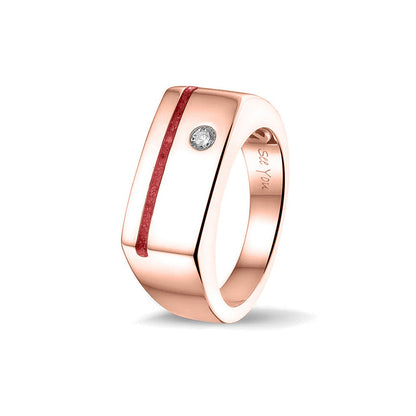 Ring als gedenksieraad met een streep aan de voorzijde, waar as of haar  in verwerkt wordt. Ernaast is een zirkonia gezet. Red