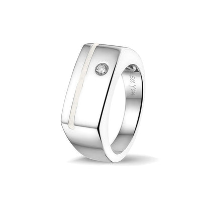Ring als gedenksieraad met een streep aan de voorzijde, waar as of haar  in verwerkt wordt. Ernaast is een zirkonia gezet. White
