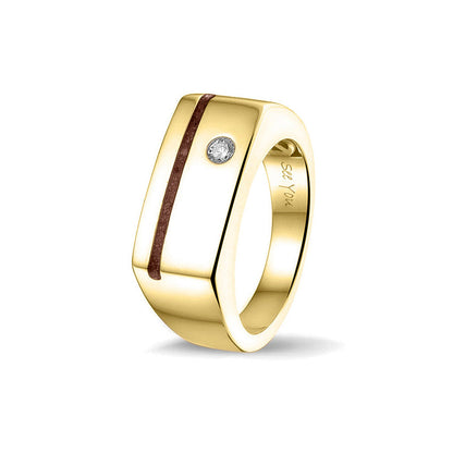 Ring als gedenksieraad met een streep aan de voorzijde, waar as of haar  in verwerkt wordt. Ernaast is een zirkonia gezet. Brown