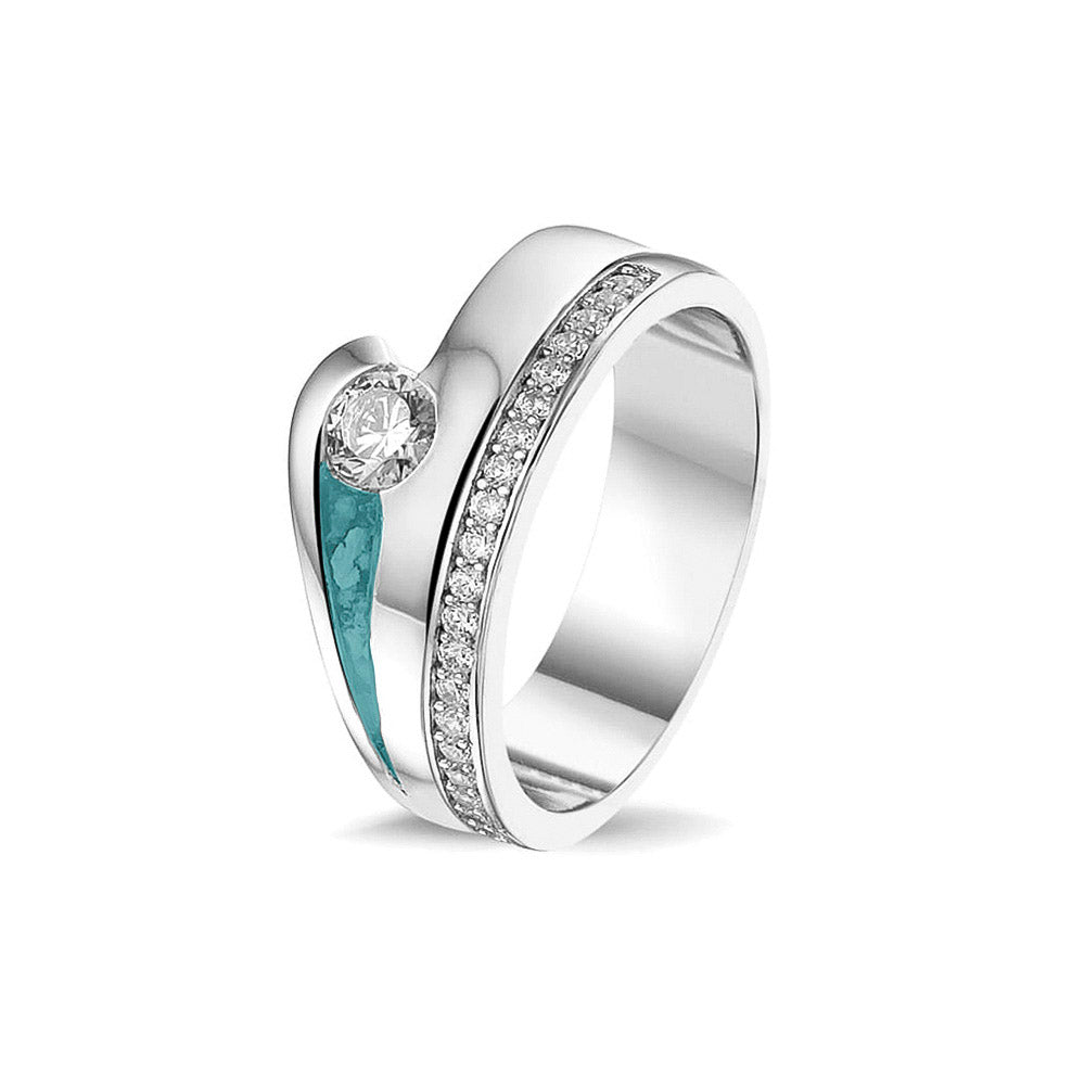 Gedenksieraad, creatieve ring waar aan de zijkant zichtbaar as of haar verwerkt onder de edelsteen naar keuze, een buitenste band is deels gezet met zirkonia's of diamanten naar keuze. Aqua