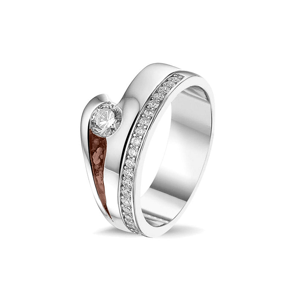 Gedenksieraad, creatieve ring waar aan de zijkant zichtbaar as of haar verwerkt onder de edelsteen naar keuze, een buitenste band is deels gezet met zirkonia's of diamanten naar keuze. Brown