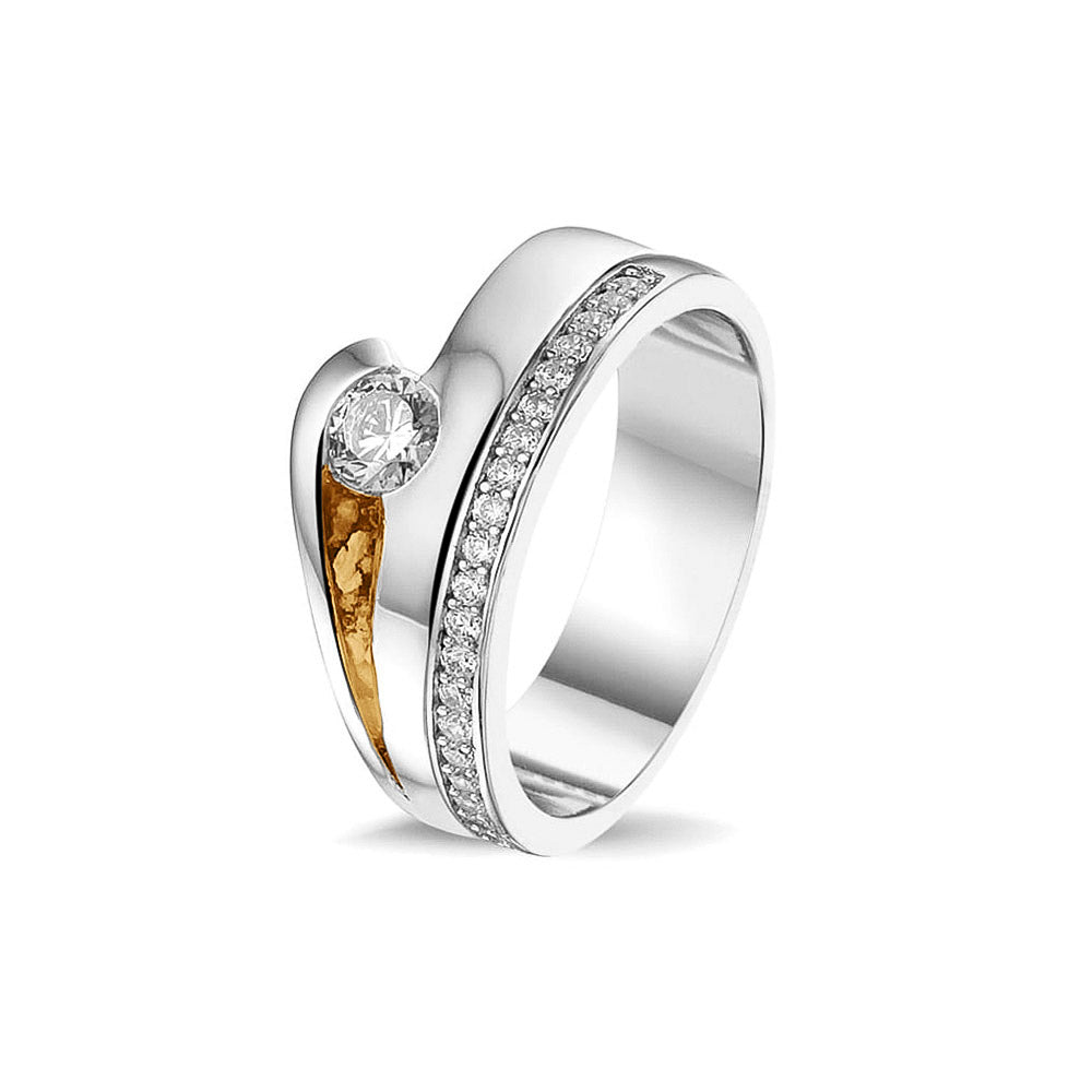 Gedenksieraad, creatieve ring waar aan de zijkant zichtbaar as of haar verwerkt onder de edelsteen naar keuze, een buitenste band is deels gezet met zirkonia's of diamanten naar keuze. Gold