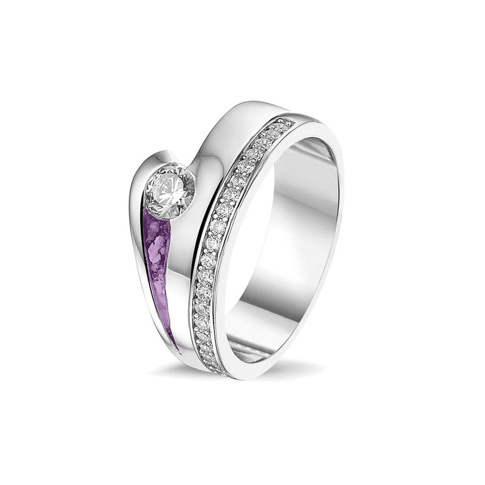 Gedenksieraad, creatieve ring waar aan de zijkant zichtbaar as of haar verwerkt onder de edelsteen naar keuze, een buitenste band is deels gezet met zirkonia's of diamanten naar keuze. Purple