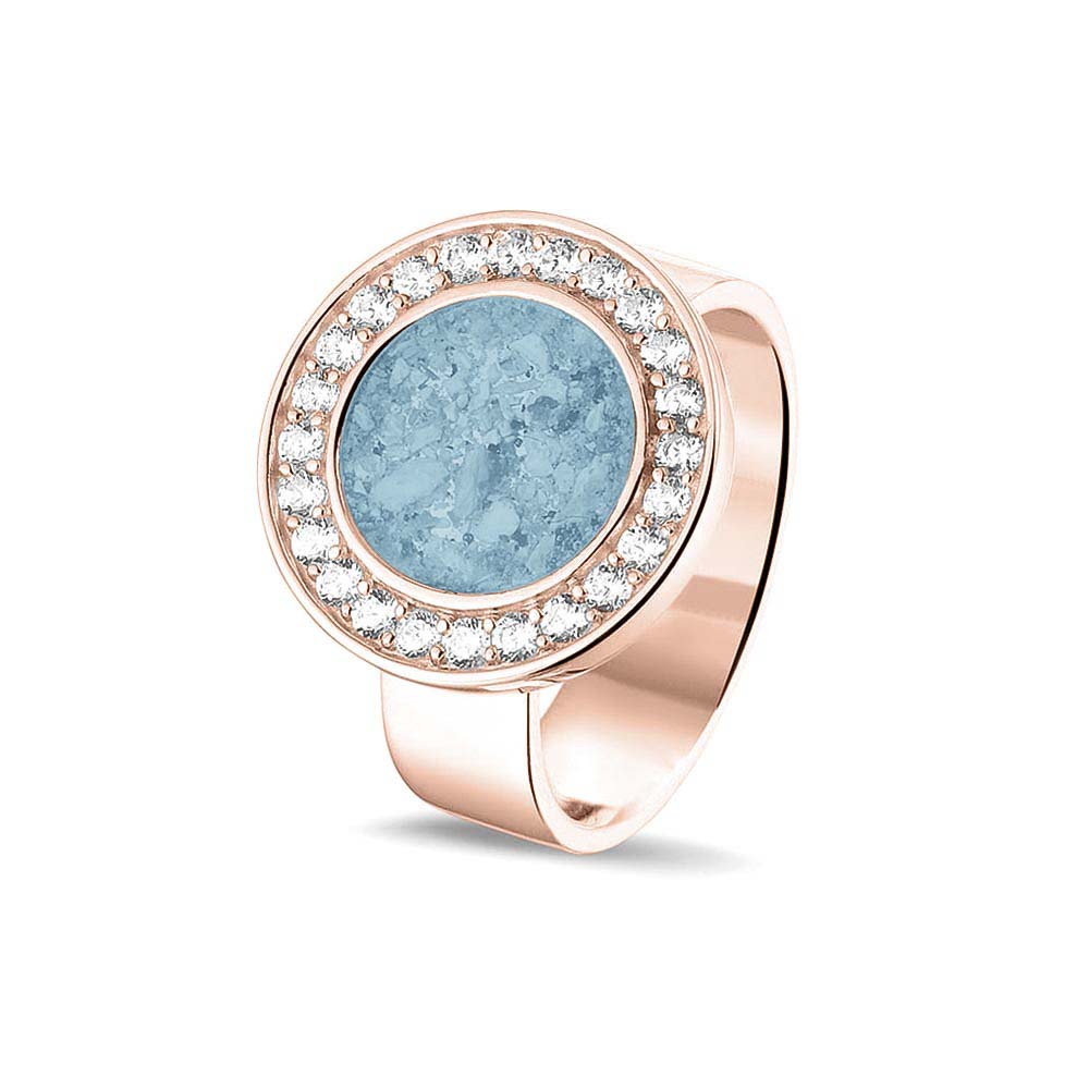 Asring 6 mm uit onze serie gedenksieraden, waar aan de bovenzijde zichtbaar as of haar verwerkt wordt in een rondje, rondom gezet met zirkonia's of diamanten naar keuze. Baby