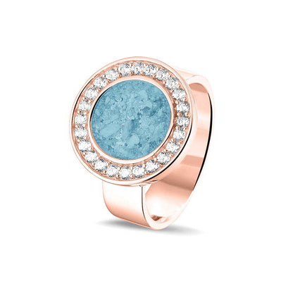 Asring 6 mm uit onze serie gedenksieraden, waar aan de bovenzijde zichtbaar as of haar verwerkt wordt in een rondje, rondom gezet met zirkonia's of diamanten naar keuze. Baby