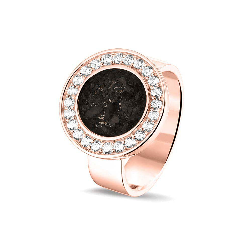Asring 6 mm uit onze serie gedenksieraden, waar aan de bovenzijde zichtbaar as of haar verwerkt wordt in een rondje, rondom gezet met zirkonia's of diamanten naar keuze. Black