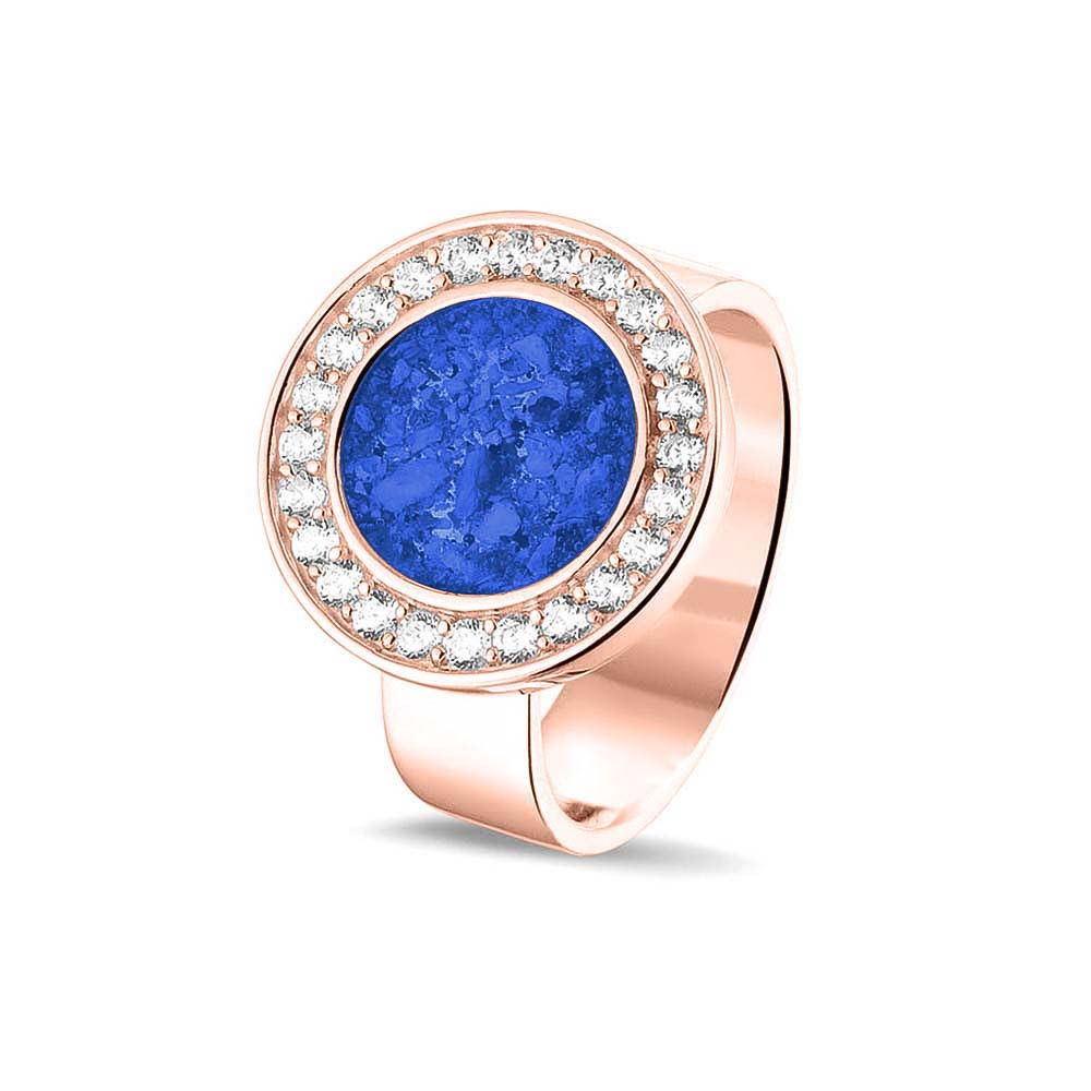 Asring 6 mm uit onze serie gedenksieraden, waar aan de bovenzijde zichtbaar as of haar verwerkt wordt in een rondje, rondom gezet met zirkonia's of diamanten naar keuze. Blue