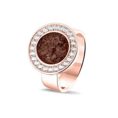 Asring 6 mm uit onze serie gedenksieraden, waar aan de bovenzijde zichtbaar as of haar verwerkt wordt in een rondje, rondom gezet met zirkonia's of diamanten naar keuze. Brown