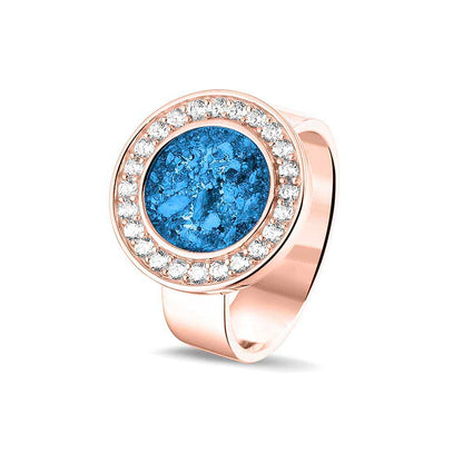Asring 6 mm uit onze serie gedenksieraden, waar aan de bovenzijde zichtbaar as of haar verwerkt wordt in een rondje, rondom gezet met zirkonia's of diamanten naar keuze. Marine