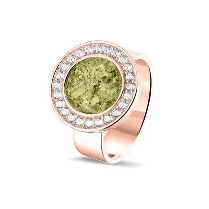 Asring 6 mm uit onze serie gedenksieraden, waar aan de bovenzijde zichtbaar as of haar verwerkt wordt in een rondje, rondom gezet met zirkonia's of diamanten naar keuze. Olive